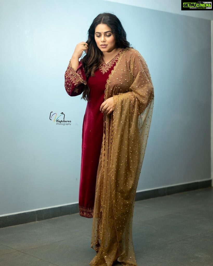 Shamna Kasim Instagram - Love beautifully and dream passionately…. Costume: @jazaashdesignstudio Pics: @v_capturesphotography Jewelry: @minimore.in Hairstylist: @hairartistpoojagupta Personal staff: @pranay_kohli @etvtelugu2708 @etvwin #dheepremierleague #lovemyjob 🧿