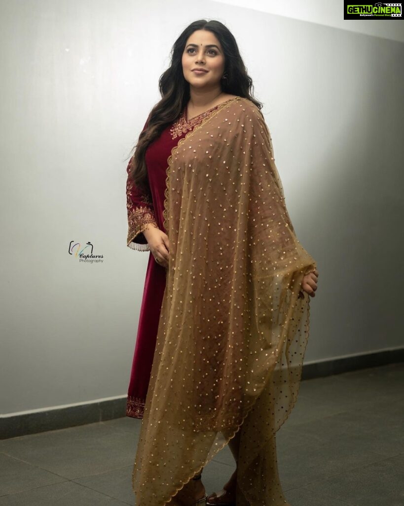 Shamna Kasim Instagram - Love beautifully and dream passionately…. Costume: @jazaashdesignstudio Pics: @v_capturesphotography Jewelry: @minimore.in Hairstylist: @hairartistpoojagupta Personal staff: @pranay_kohli @etvtelugu2708 @etvwin #dheepremierleague #lovemyjob 🧿