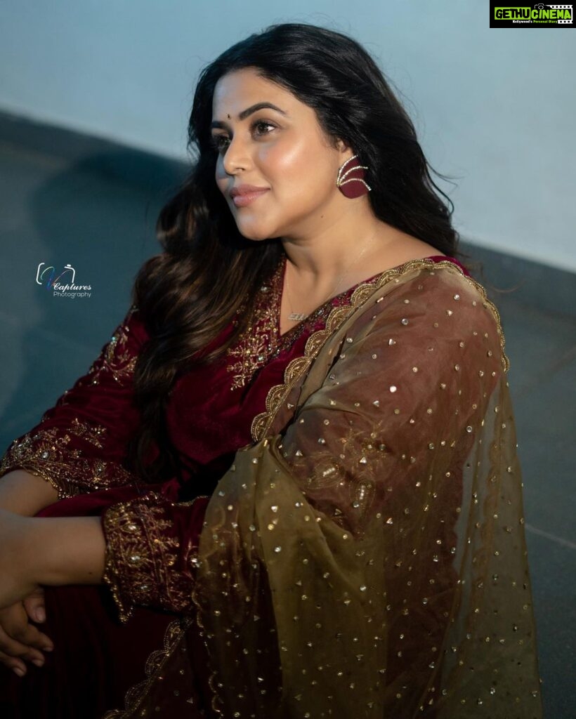 Shamna Kasim Instagram - Love beautifully and dream passionately…. Costume: @jazaashdesignstudio Pics: @v_capturesphotography Jewelry: @minimore.in Hairstylist: @hairartistpoojagupta Personal staff: @pranay_kohli @etvtelugu2708 @etvwin #dheepremierleague #lovemyjob 🧿