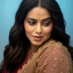 Shamna Kasim Instagram - Love beautifully and dream passionately…. Costume: @jazaashdesignstudio Pics: @v_capturesphotography Jewelry: @minimore.in Hairstylist: @hairartistpoojagupta Personal staff: @pranay_kohli @etvtelugu2708 @etvwin #dheepremierleague #lovemyjob 🧿