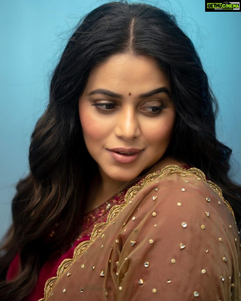 Shamna Kasim Instagram - Love beautifully and dream passionately…. Costume: @jazaashdesignstudio Pics: @v_capturesphotography Jewelry: @minimore.in Hairstylist: @hairartistpoojagupta Personal staff: @pranay_kohli @etvtelugu2708 @etvwin #dheepremierleague #lovemyjob 🧿