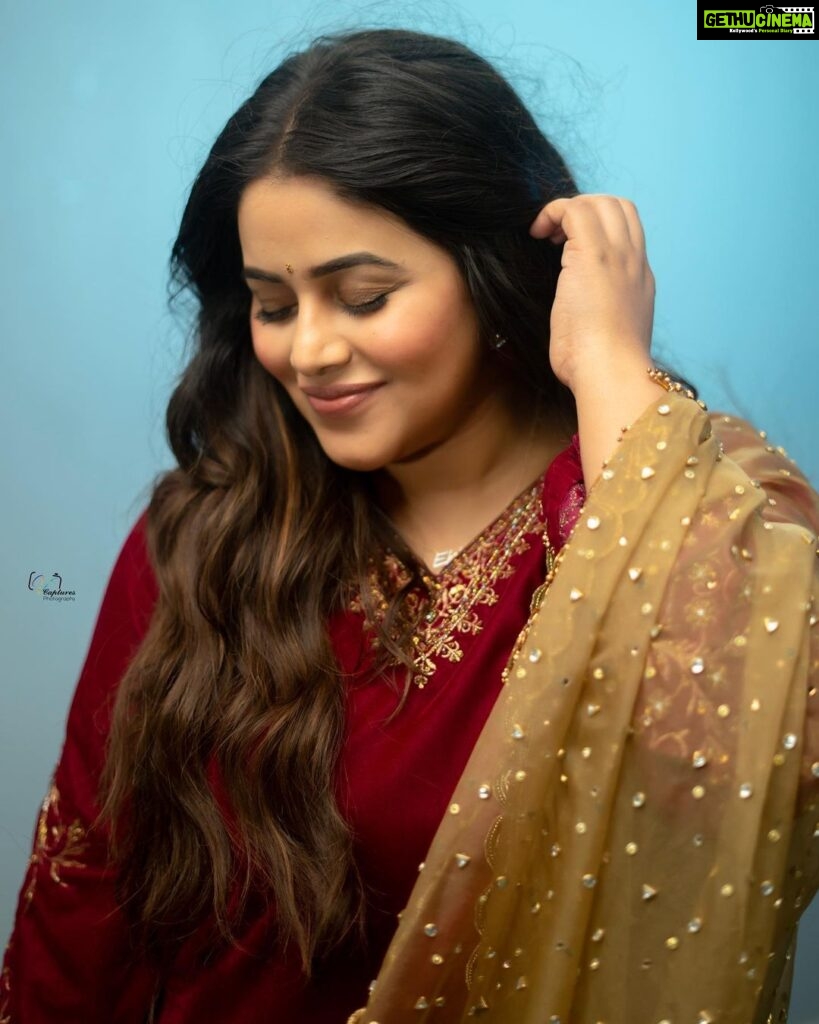 Shamna Kasim Instagram - Love beautifully and dream passionately…. Costume: @jazaashdesignstudio Pics: @v_capturesphotography Jewelry: @minimore.in Hairstylist: @hairartistpoojagupta Personal staff: @pranay_kohli @etvtelugu2708 @etvwin #dheepremierleague #lovemyjob 🧿