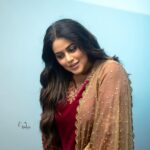 Shamna Kasim Instagram - Love beautifully and dream passionately…. Costume: @jazaashdesignstudio Pics: @v_capturesphotography Jewelry: @minimore.in Hairstylist: @hairartistpoojagupta Personal staff: @pranay_kohli @etvtelugu2708 @etvwin #dheepremierleague #lovemyjob 🧿