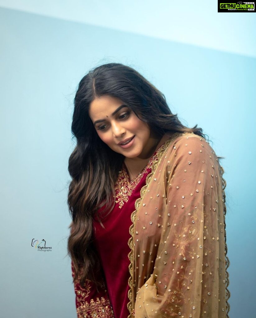 Shamna Kasim Instagram - Love beautifully and dream passionately…. Costume: @jazaashdesignstudio Pics: @v_capturesphotography Jewelry: @minimore.in Hairstylist: @hairartistpoojagupta Personal staff: @pranay_kohli @etvtelugu2708 @etvwin #dheepremierleague #lovemyjob 🧿