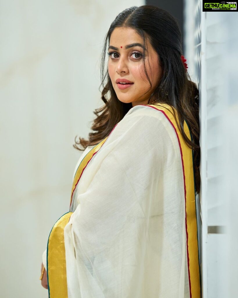 Shamna Kasim Instagram - Thank u so much @kalaakaari for this very very beautiful onam attire ❤️ 👗 @kalaakaari 📷 @shutter_mediaindxb 💄 @ndotk_salon 💍 @kushalsfashionjewellery