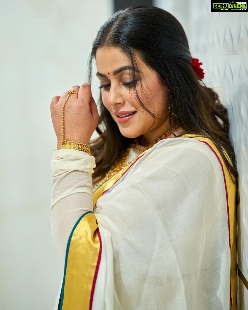 Shamna Kasim Instagram - Thank u so much @kalaakaari for this very very beautiful onam attire ❤️ 👗 @kalaakaari 📷 @shutter_mediaindxb 💄 @ndotk_salon 💍 @kushalsfashionjewellery