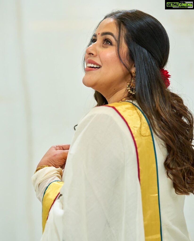 Shamna Kasim Instagram - Thank u so much @kalaakaari for this very very beautiful onam attire ❤️ 👗 @kalaakaari 📷 @shutter_mediaindxb 💄 @ndotk_salon 💍 @kushalsfashionjewellery