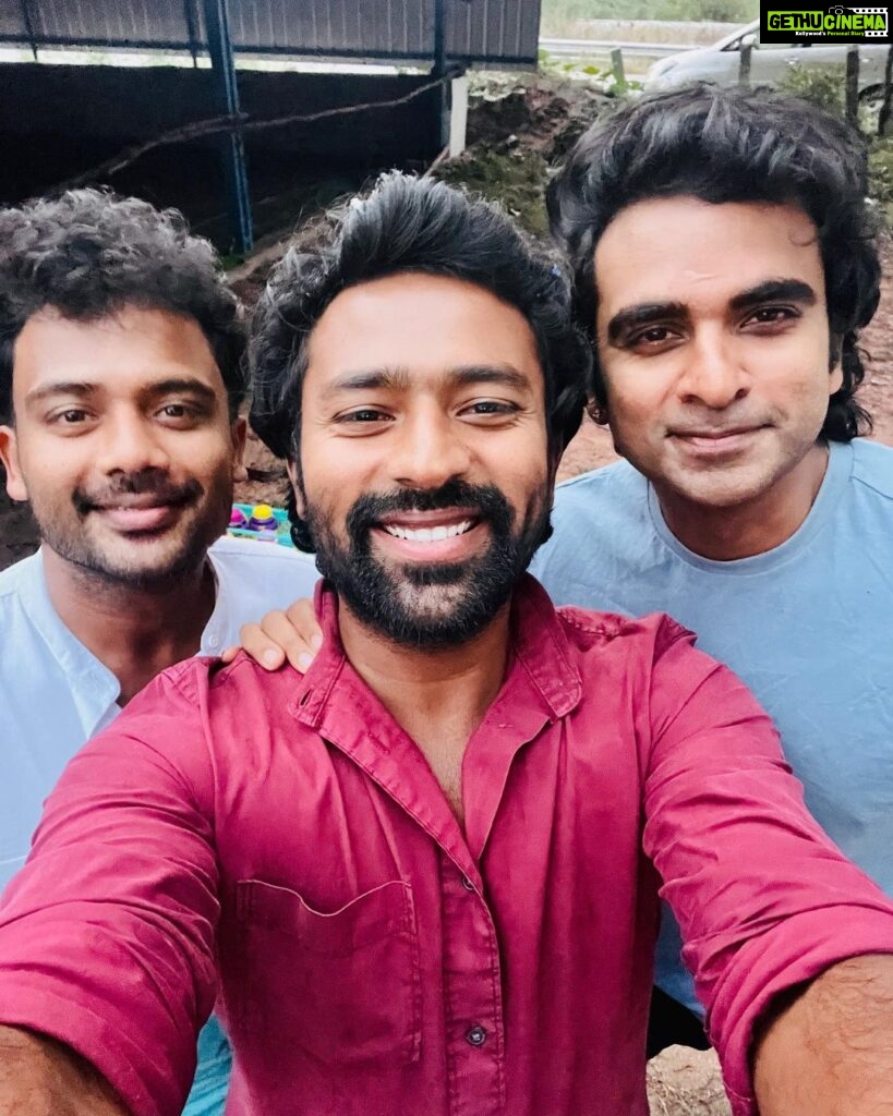 Shanthanu Bhagyaraj Instagram - Wrapped🎊 What an amazing journey this film😍 Loads of luv to my buddies @ashokselvan @prithvipandiarajan @keerthipandian & others நன்றி @neelam_productions @ranjithpa Na & #lemonleaf for dis opportunity My dir @che_jai_007 💛 Dop @that_cameraman & team An exciting film comin ur way💪🏻 Arakkonam