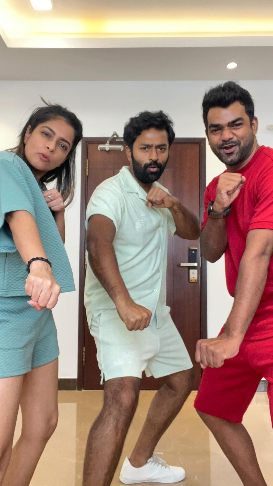 Shanthanu Bhagyaraj Instagram - Don’t be afraid to be yourself 😍 Dance Therapy🕺🏻💃 🧿 #Jumbalaka with these 2️⃣ power houses 💥🎉 Choreo #Shanthnu #pringle Shot & edited #shanthnu #dance #dancereels