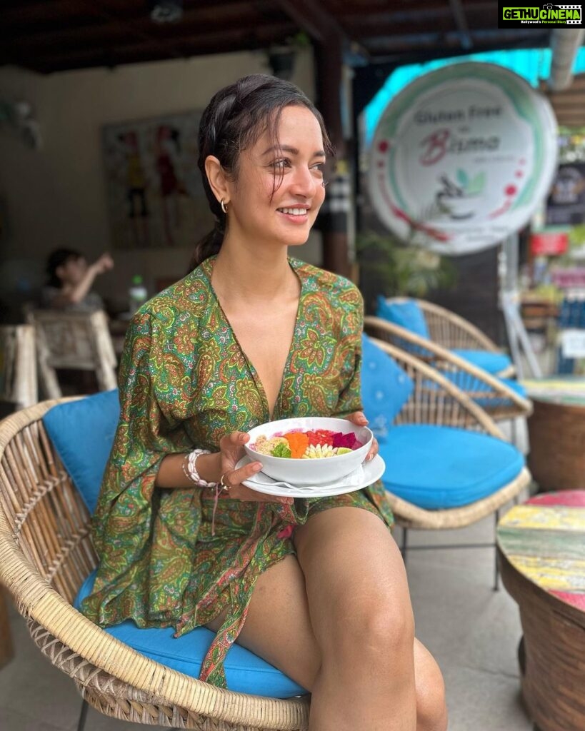 Shanvi Srivastava Instagram - Colouring the world bright! 🌈 . . . #colouringtheworld #loveforsmoothie #smoothiebowl #smoothies #healthy #healthyfood #bali #shanvi #shanvisrivastava #shanvisri