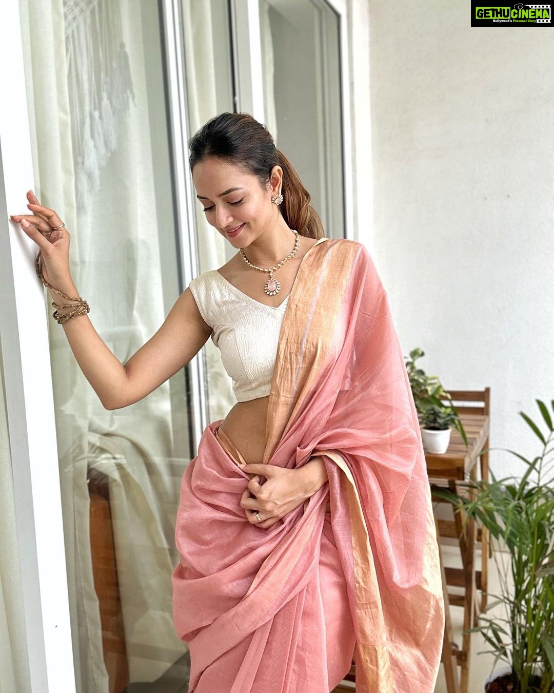 Shanvi Srivastava Instagram - Sometimes, I just let my jewels do the talking! π Jewels: @kalyanjewellers_official Outfit: @gonative.in @ende.in Styling: @smitha_prakash19 . . . #lovejewelry #indian #india #shanvi #shanvisrivastava #shanvisri #saree #kalyanjewellers #potd #ootd Mumbai, Maharashtra