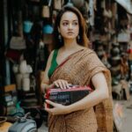 Shanvi Srivastava Instagram - Mummi ki 15 saal purani saree aur chor bazaar ki hulchul = creativity at its best! Thanks @haram_khor_ for making this shoot fun and spontaneous! . . . #vintage #sarees #chorbazaar #madness #shootlife #gazingintothe70s #lovethis #sepiatones #shanvi #shanvisrivastava #shanvisri Chor Bazaar