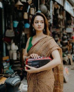Shanvi Srivastava Instagram - Mummi ki 15 saal purani saree aur chor bazaar ki hulchul = creativity at its best! Thanks @haram_khor_ for making this shoot fun and spontaneous! 
.
.
.
#vintage #sarees #chorbazaar #madness #shootlife #gazingintothe70s #lovethis #sepiatones #shanvi #shanvisrivastava #shanvisri
