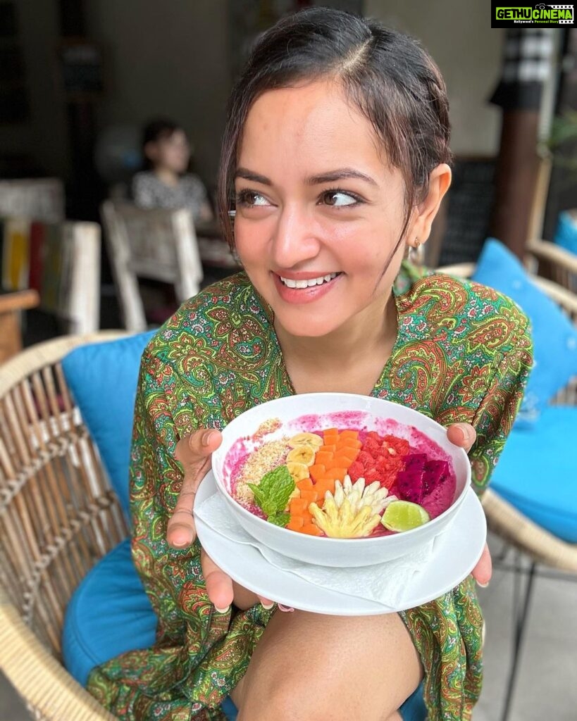 Shanvi Srivastava Instagram - Colouring the world bright! 🌈 . . . #colouringtheworld #loveforsmoothie #smoothiebowl #smoothies #healthy #healthyfood #bali #shanvi #shanvisrivastava #shanvisri