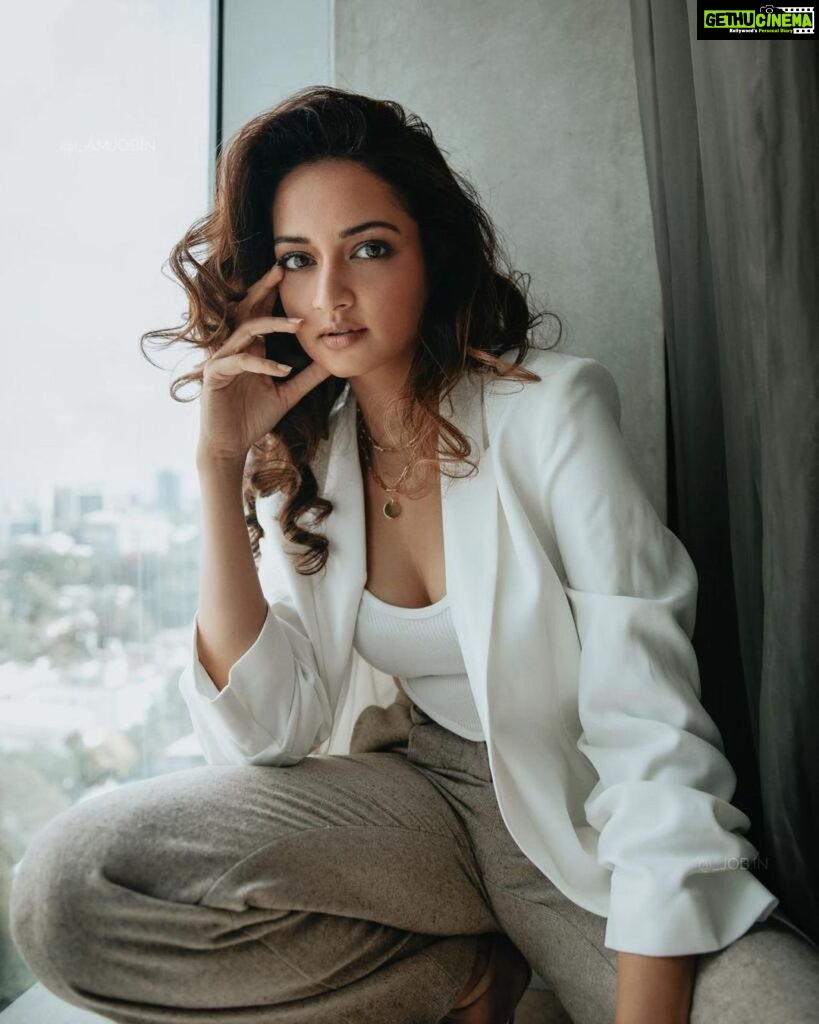Shanvi Srivastava Instagram - Grateful for the last months of 2022 and looking forward to a rocking 2023! 💥 . . . #cheersto2023 #endof2022 #welcoming2023 #newyear #newme #love #prosperity #luck #health #shanvi #shanvisrivastava #shanvisri Mumbai, Maharashtra