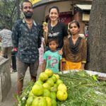 Shanvi Srivastava Instagram – This lil munchkin won my heart with a guava!!! He gifted me this lil guava with a biiiiig beautiful smile  making me realise it doesn’t matter what you give but how you give… Loved this cute lil family who has biiiig heart 💕 
Please buy mangoes , guavas and jamun from them 😃😃😃 i’m sure they’re gonna be as sweet as them! 
i’m gonna see them on the August 18th – first day first show of #BAANG! wohoooo…. CTR Shrisagar, Malleshwaram