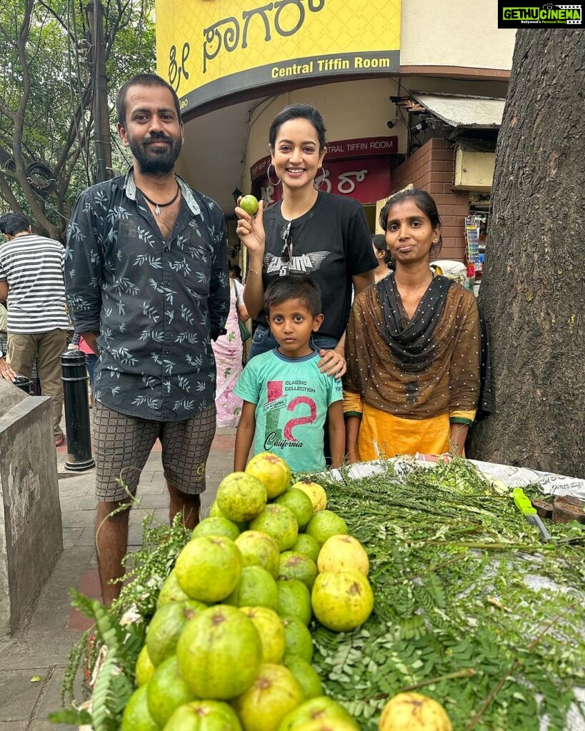 Shanvi Srivastava Instagram - This lil munchkin won my heart with a guava!!! He gifted me this lil guava with a biiiiig beautiful smile making me realise it doesn’t matter what you give but how you give… Loved this cute lil family who has biiiig heart 💕 Please buy mangoes , guavas and jamun from them 😃😃😃 i’m sure they’re gonna be as sweet as them! i’m gonna see them on the August 18th - first day first show of #BAANG! wohoooo…. CTR Shrisagar, Malleshwaram