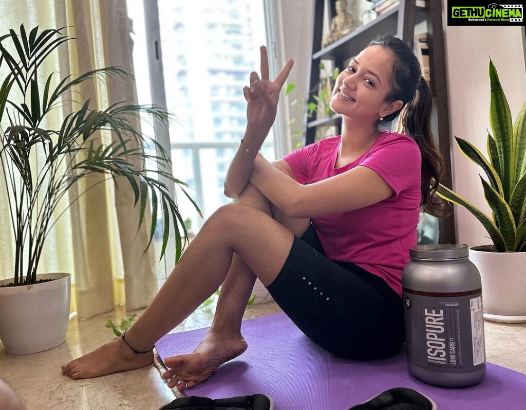 Shanvi Srivastava Instagram - Trust me when i say a good STRETCH is the best gift you can give your body… my stretching time has increased from 15 mins to 40 mins… and i’m absolutely happy about it! love yourself a lil more everyday 💕 . . . . #shanvisrivastava #shanvisri @isopure_india #colab #health #nutrition #fitnessmotivation #mondaymotivation #noexcuses #moveyourbody #stretching