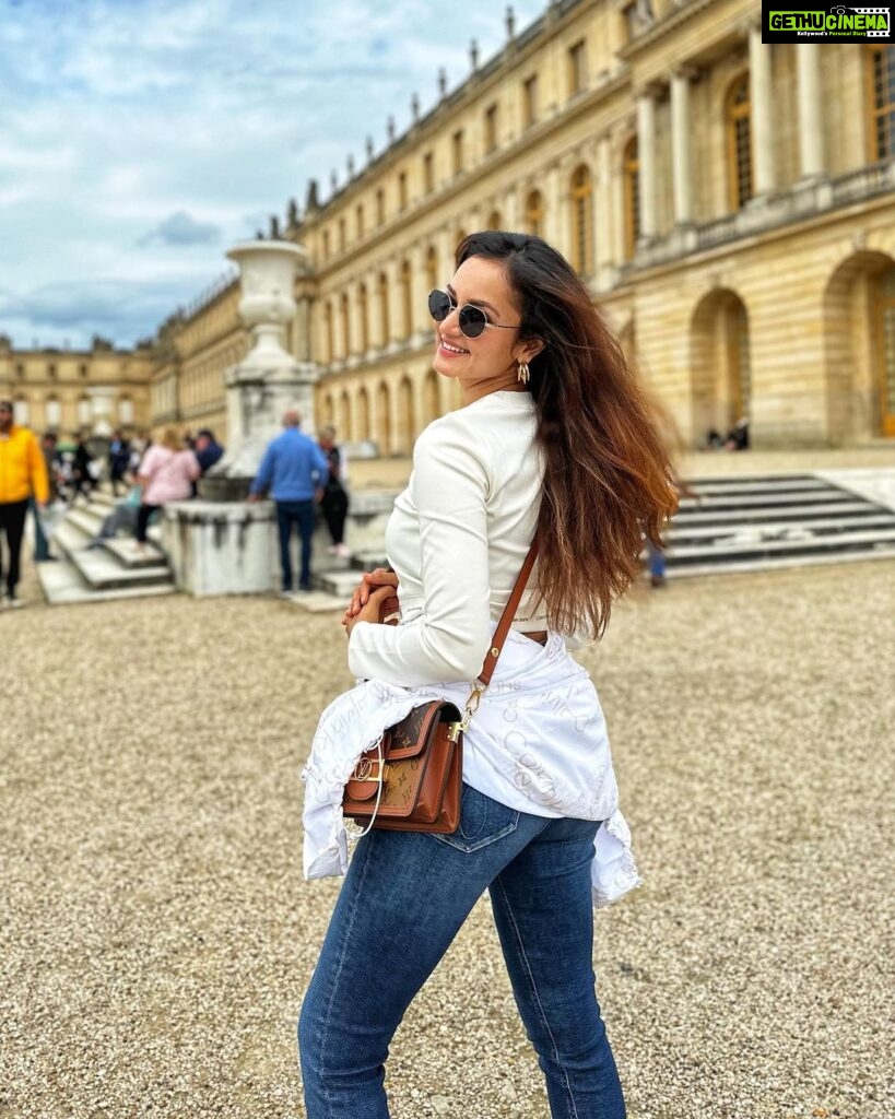 Shanvi Srivastava Instagram - Caption this🤓 . . . . #shanvisrivastava #shanvisri #france #paris #versaillespalace #travel #love #instatravel #photography Versailles Palace Paris