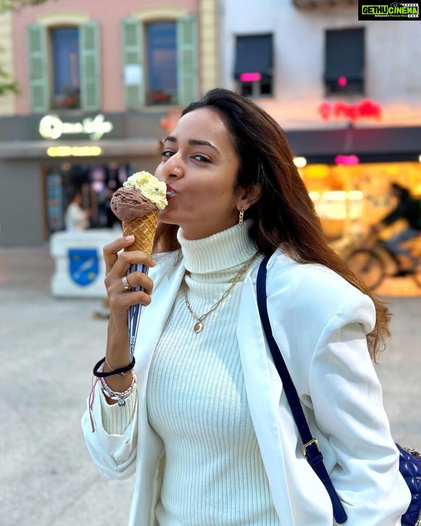 Shanvi Srivastava Instagram - Who else loves eating an ICECREAM in winters 🙈? . . . . #shanvisrivastava #shanvisri #icecream #travel #love #europe #paris #cannes #saturday #vibes #travelgram #life Paris, France