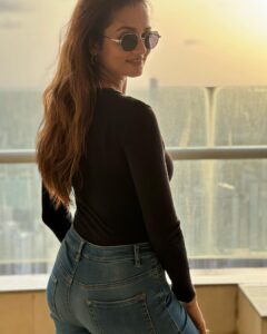 Shanvi Srivastava Instagram - "Chasing sunshine and dancing with the wind ☀️💨"
.
.
.
#shanvisri #love #sunshine #wednesday #weddinginspiration #instadaily #shanvisrivastava #shanvians #beyou #lifeisgood #gratitude #unedited
