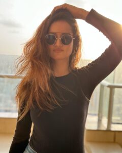Shanvi Srivastava Instagram - "Chasing sunshine and dancing with the wind ☀️💨"
.
.
.
#shanvisri #love #sunshine #wednesday #weddinginspiration #instadaily #shanvisrivastava #shanvians #beyou #lifeisgood #gratitude #unedited