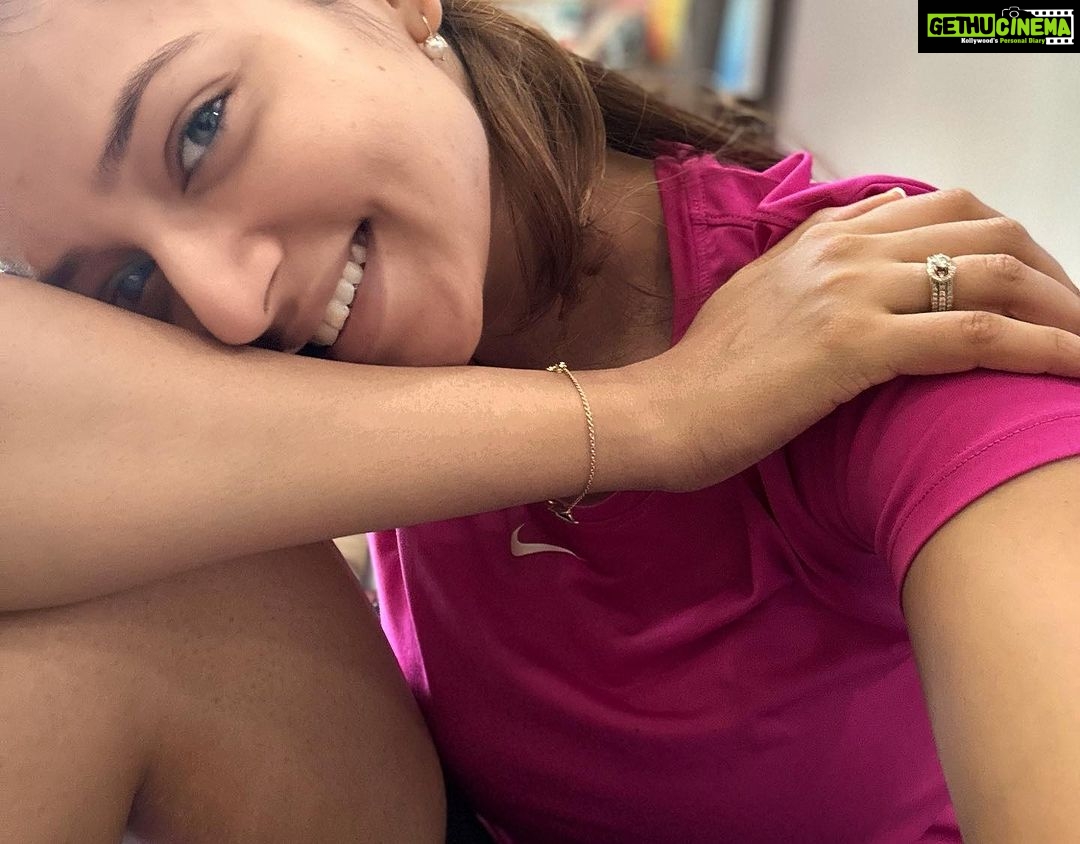Shanvi Srivastava Instagram - Trust me when i say a good STRETCH is the best gift you can give your body… my stretching time has increased from 15 mins to 40 mins… and i’m absolutely happy about it! love yourself a lil more everyday 💕 . . . . #shanvisrivastava #shanvisri @isopure_india #colab #health #nutrition #fitnessmotivation #mondaymotivation #noexcuses #moveyourbody #stretching