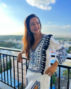 Shanvi Srivastava Instagram - Finding my sunshine in the cloudy sky!! 
.
.
.
.
👗 absolutely loooved wearing this one! @samantasbyaparna 
#shanvisri #shanvisrivastava #ootd #instagood #instafashion #love #mondaymotivation #momdayblues