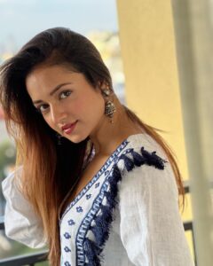 Shanvi Srivastava Instagram - Finding my sunshine in the cloudy sky!! 
.
.
.
.
👗 absolutely loooved wearing this one! @samantasbyaparna 
#shanvisri #shanvisrivastava #ootd #instagood #instafashion #love #mondaymotivation #momdayblues