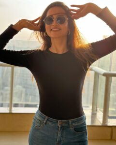 Shanvi Srivastava Instagram - "Chasing sunshine and dancing with the wind ☀️💨"
.
.
.
#shanvisri #love #sunshine #wednesday #weddinginspiration #instadaily #shanvisrivastava #shanvians #beyou #lifeisgood #gratitude #unedited