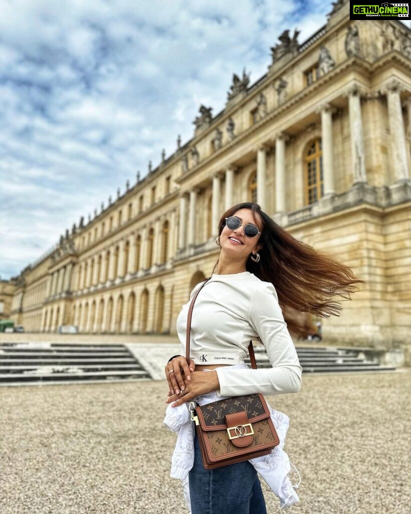 Shanvi Srivastava Instagram - Caption this🤓 . . . . #shanvisrivastava #shanvisri #france #paris #versaillespalace #travel #love #instatravel #photography Versailles Palace Paris