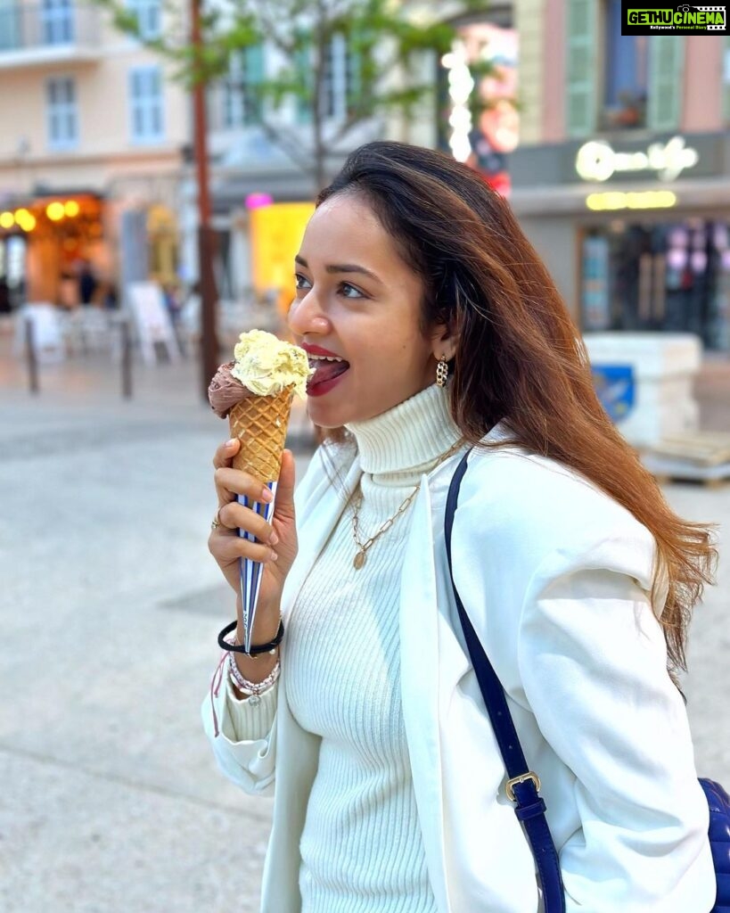 Shanvi Srivastava Instagram - Who else loves eating an ICECREAM in winters 🙈? . . . . #shanvisrivastava #shanvisri #icecream #travel #love #europe #paris #cannes #saturday #vibes #travelgram #life Paris, France