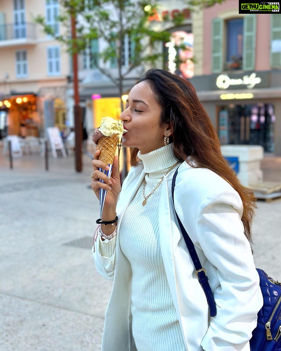 Shanvi Srivastava Instagram - Who else loves eating an ICECREAM in winters 🙈? . . . . #shanvisrivastava #shanvisri #icecream #travel #love #europe #paris #cannes #saturday #vibes #travelgram #life Paris, France