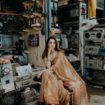 Shanvi Srivastava Instagram – Mummi ki 15 saal purani saree aur chor bazaar ki hulchul = creativity at its best! Thanks @haram_khor_ for making this shoot fun and spontaneous! 
.
.
.
#vintage #sarees #chorbazaar #madness #shootlife #gazingintothe70s #lovethis #sepiatones #shanvi #shanvisrivastava #shanvisri Chor Bazaar