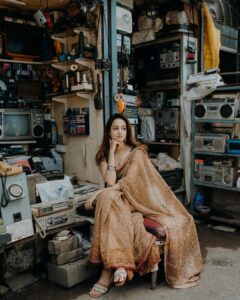Shanvi Srivastava Instagram - Mummi ki 15 saal purani saree aur chor bazaar ki hulchul = creativity at its best! Thanks @haram_khor_ for making this shoot fun and spontaneous! 
.
.
.
#vintage #sarees #chorbazaar #madness #shootlife #gazingintothe70s #lovethis #sepiatones #shanvi #shanvisrivastava #shanvisri