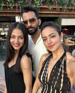 Shanvi Srivastava Instagram - You glow differently when you're with the right people! ✨
.
.
.
#mytribe #mygoto #threepeasinapod #partytime #shanvi #shanvisri #shanvisrivastava #potd #ootd