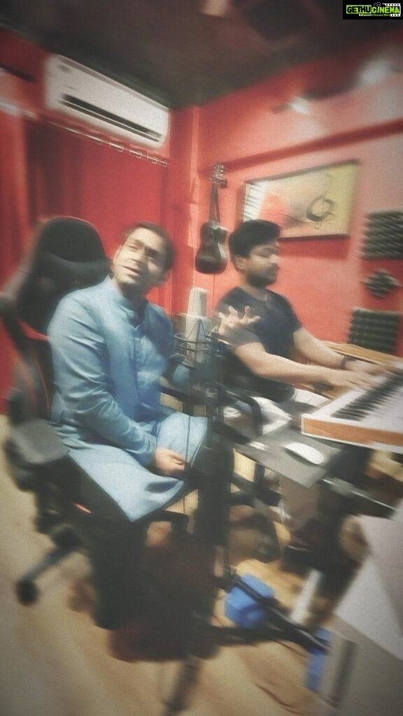 Sharib Hashmi Instagram - Ek aur #Koshish ❤️ #NeeyatEShauq ❤️ With the superr pratibhashaali @jt_on_the_peti ❤️🤗 Pasand aaye toh Likiye, Commentiye, Shariye, Story pe daaliye… basss itta ich ❤️❤️❤️ Thankooo @hetalvariaofficial ❤️ Ab agli peshkash humaari ❤️ #reels #neeyat #lovesinging #actor #mic #studio #singer #ghazal #cover #try #instagood #instadaily #instagram #insta