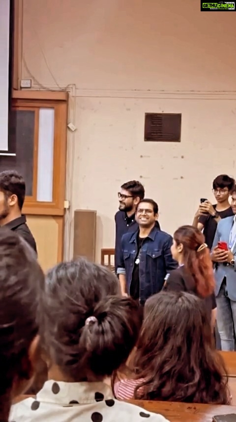 Sharib Hashmi Instagram - And they obliged ❤️ #ThodaAur Loved the energy, loved the vibe at #WilsonCollege fest @polarisfest ❤️❤️ @pglens ke saath ❤️❤️❤️❤️ Thankooo for the video @iamsaniyajain ❤️🙏🙏 #Tarla #TarlaOnZEE5 #applause #roundofapplause #collegelife #interactive #session #students and #us #thankyou