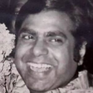 Sharib Hashmi Instagram - Long-caption-alert 
par padh lena doston ❤️🙏

Aur photos swipe karna bhoolna mat .. ek superstar ka guest appearance bhi hai ☺️❤️ 

So immediately after #Tarla screening got over, Tarla Ji’s daughter @renudalalcooking ji told me “you portrayed my father beautifully” and for me that was the best compliment I could get for #NalinDalal ❤️ though appearance wise I don’t look anything like Nalin sir but I hope I’ve managed to capture the core essence of his personality. 

But when we started to work on Nalin Dalal sir’s look, we tried many moustaches and hair lekin jaise hi wo pencil Moonchh chehre pe lagaayi, I started looking like my Dad… aur phir wo half sleeved shirts, high waist trousers .. Toh Poora ZA Johar hi ban gaya ❤️ 

Jab kabhi achanak aaine par nazar padti tab mujhe lagta ke Dad aankhon ke saamne hain… ya woh sach mein dekh bhi rahe honge apne bete ko.. ❤️ 

Aakhir mein hum sab apne maa baap ki parchhayi hi toh ban jaate hain ❤️ 

Through Nalin Dalal sir I’ve given tribute to my father ZA Johar ❤️ 
❤️

This post is also to appreciate the team who worked on my look .. 

Costumes : @tasneemkhan19 ❤️ and her team @sonalkalsulkar ❤️@nupshah23 ❤️ 

make up : @irohitmahadik ❤️ @pk_hairstylist9 ❤️ 

@mukta_dubey_tiwari ❤️ 
 

Watch #TarlaOnZEE5, streaming now

@iamhumaq @pglens @ronnie.screwvala @ashwinyiyertiwari @niteshtiwari22  @gautamved83 @pashanjal @hasanainhooda @varun.shetty.1840 @tarladalal  @renudalalcooking @manish_kalra_ @_sanjayshetty #SanjayDalal @deepak_dalal_official @rsvpmovies @earthskynotes @zee5 @zee5global @zeemusiccompany