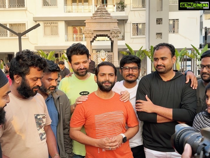 Sharib Hashmi Instagram - Happy Faces from the sets of sangii🥳🥳 It's wrap for @mrfilmistaani sir. It was an awesome experience working with you sir ji. Lot's of learnings from you.😇🙌 . . #sangii #film #filmmaking #filmmakers #hindifilm #hindimovie #bollywood #newmovie #newfilm
