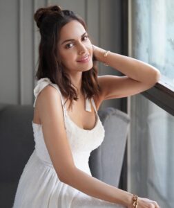 Shazahn Padamsee Instagram - 🕊️💫

Shot by @popmercy 

Styled by @priyasatelier 

Makeup @makeupandhairbyupasana 

Hair @ishansupriyamilind