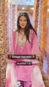 Sheen Dass Instagram - Absolutely ✨MAGICAL STAY 🍁 on the houseboat! 🏔️🌊🥰
.
Thanks to Zoheb @theheritagesafina for the unforgettable houseboat stay and shikara ride to Char Chinar - A serene experience that added to the charm of our trip! 🚣‍♂️🏡.
.
Trip organiser @euphoriatravelservices 
Wearing @tul_palav 
.

#Houseboat #Shikara #srinagar #dallake #travel #charchinar #sheendass #kashmir #family