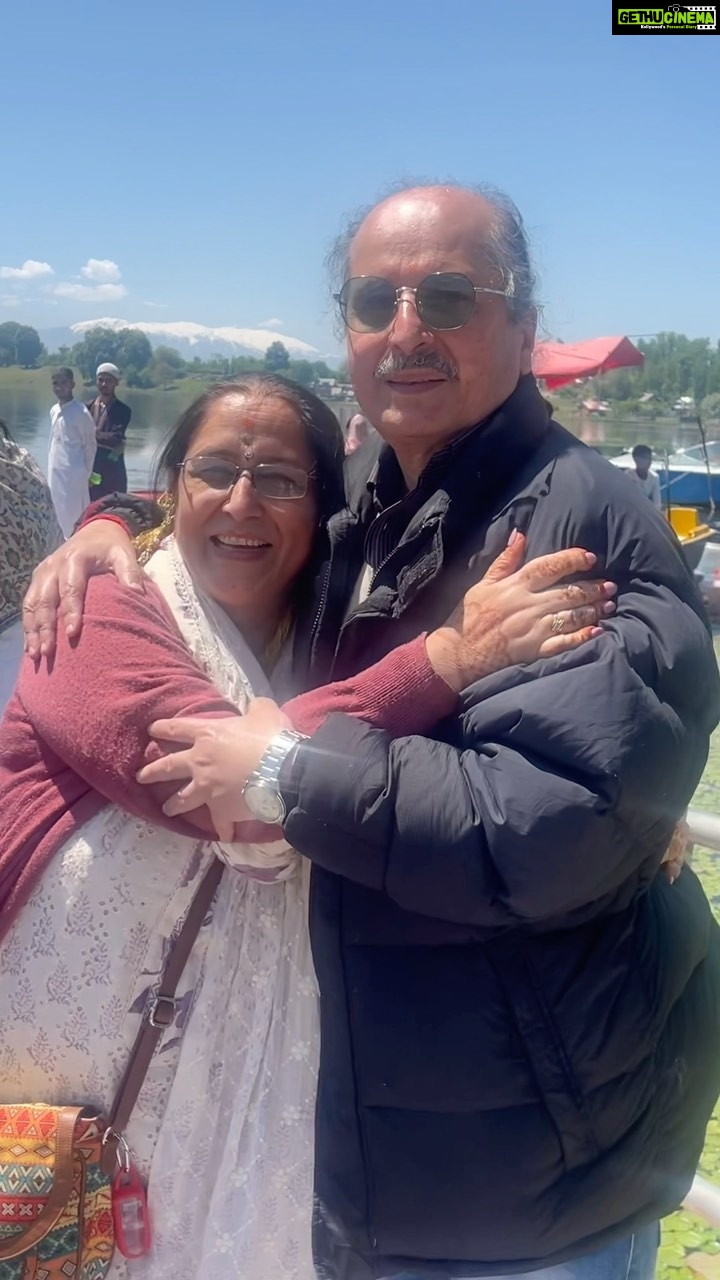 Sheen Dass Instagram - We love you daddy 😘😘 . @savitadass @bharatdass15 . . . #fathersday #reels #family #momdad #love Srinagar Kashmir