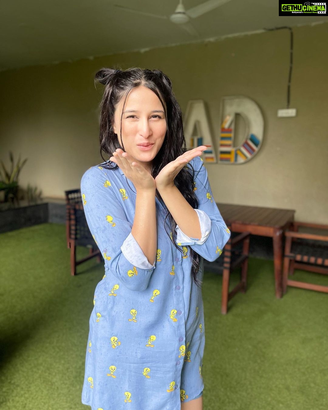 Sheen Dass Instagram - Dil tho baccha hai jee 🐥 🌦️😘 . . . . Photo credit @shamitaapoddar #feeling #cute #monsoon #rain #love #ootd #tweety Mumbai - मुंबई