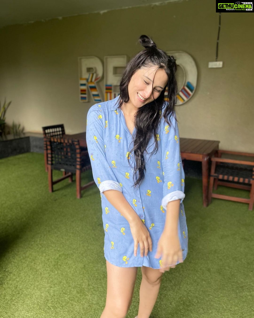 Sheen Dass Instagram - Dil tho baccha hai jee 🐥 🌦️😘 . . . . Photo credit @shamitaapoddar #feeling #cute #monsoon #rain #love #ootd #tweety Mumbai - मुंबई