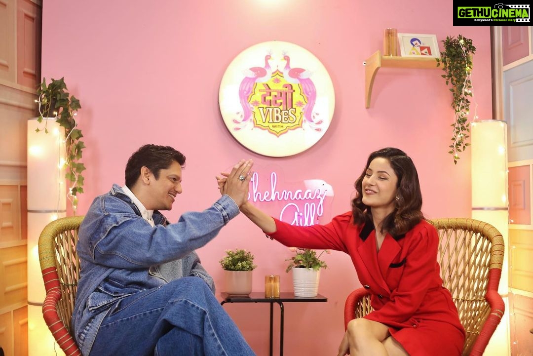 Shehnaaz Kaur Gill Instagram - Had the absolute and immense pleasure to host this wonderful actor @itsvijayvarma on my show. My mini bucket list of personalities I wanted to have on my show is slowly getting fulfilled. What an amazing episode we have shot, can’t wait for you all to watch it. #DesiVibesWithShehnaazGill Outfit: @thelocalvintage_ Stylist: @junni.khyriem MUA: @harishsalvimua Hair: @cheembabaljit2 Managed by: @kaushal_j Location @merakiistudioz