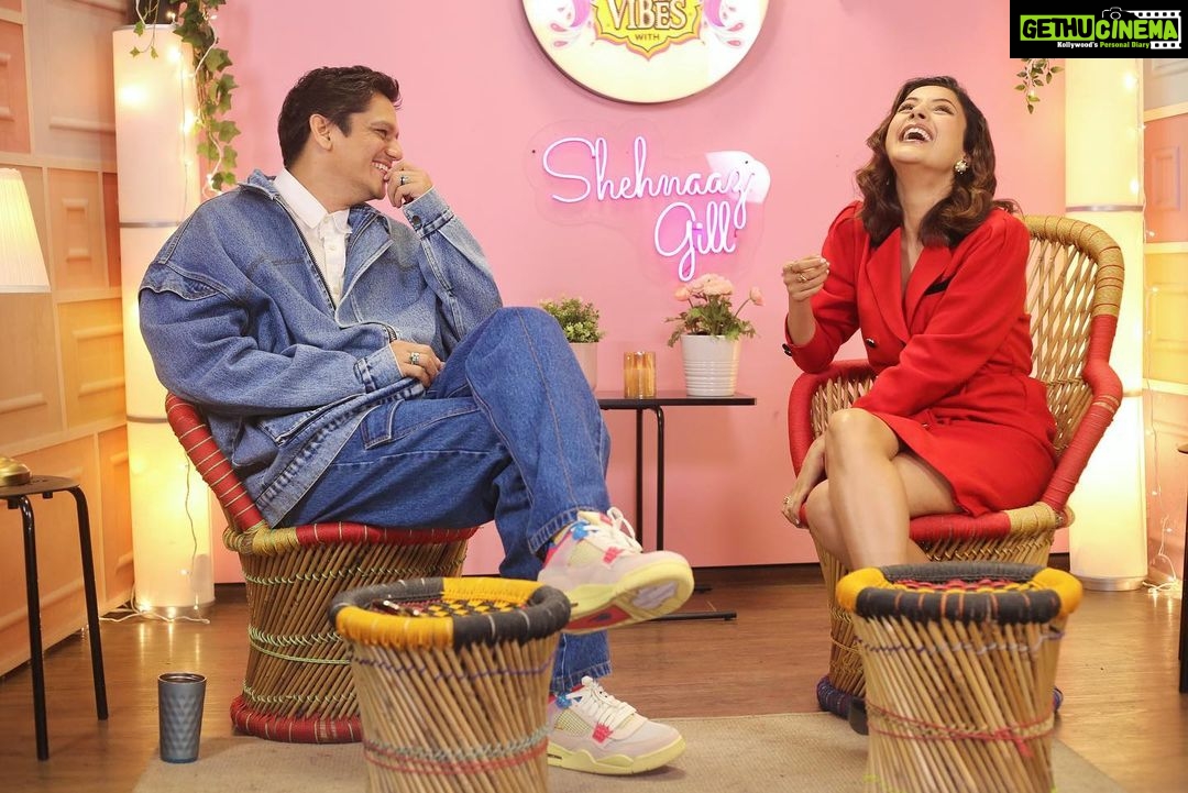 Shehnaaz Kaur Gill Instagram - Had the absolute and immense pleasure to host this wonderful actor @itsvijayvarma on my show. My mini bucket list of personalities I wanted to have on my show is slowly getting fulfilled. What an amazing episode we have shot, can’t wait for you all to watch it. #DesiVibesWithShehnaazGill Outfit: @thelocalvintage_ Stylist: @junni.khyriem MUA: @harishsalvimua Hair: @cheembabaljit2 Managed by: @kaushal_j Location @merakiistudioz