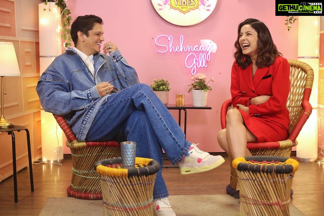 Shehnaaz Kaur Gill Instagram - Had the absolute and immense pleasure to host this wonderful actor @itsvijayvarma on my show. My mini bucket list of personalities I wanted to have on my show is slowly getting fulfilled. What an amazing episode we have shot, can’t wait for you all to watch it. #DesiVibesWithShehnaazGill Outfit: @thelocalvintage_ Stylist: @junni.khyriem MUA: @harishsalvimua Hair: @cheembabaljit2 Managed by: @kaushal_j Location @merakiistudioz