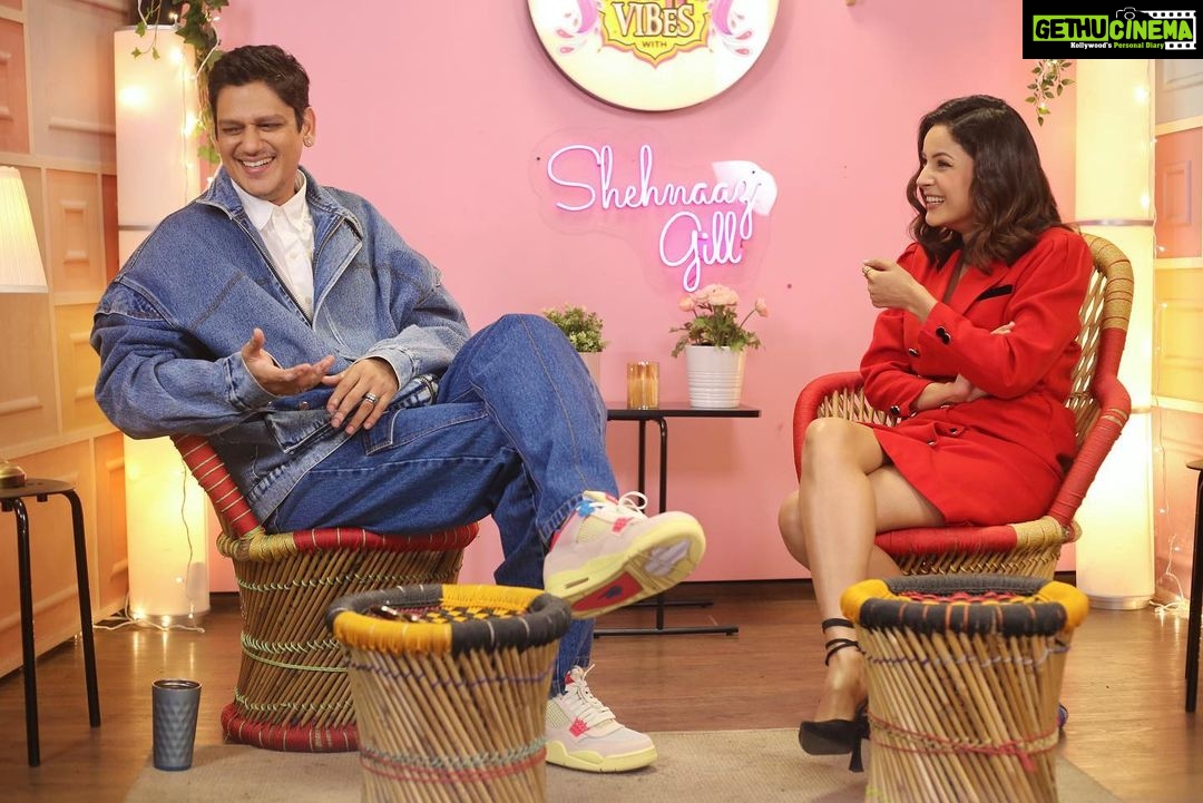 Shehnaaz Kaur Gill Instagram - Had the absolute and immense pleasure to host this wonderful actor @itsvijayvarma on my show. My mini bucket list of personalities I wanted to have on my show is slowly getting fulfilled. What an amazing episode we have shot, can’t wait for you all to watch it. #DesiVibesWithShehnaazGill Outfit: @thelocalvintage_ Stylist: @junni.khyriem MUA: @harishsalvimua Hair: @cheembabaljit2 Managed by: @kaushal_j Location @merakiistudioz