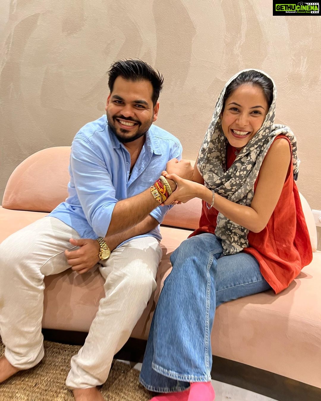 Shehnaaz Kaur Gill Instagram - Happy Rakshabandhan! @rajbircheeema @kaushal_j @chaudhry6989 Miss you!! @badeshashehbaz ❤️